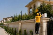 قیمت فنس الکتریکی چقدر است؟ بررسی هزینه اجرای حصار برقی